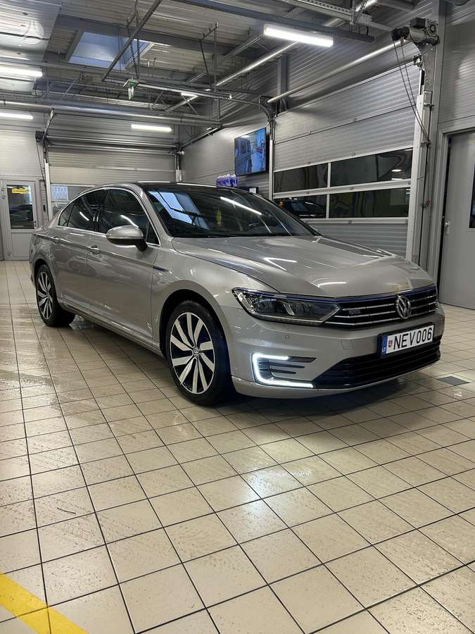Volkswagen Passat - 1