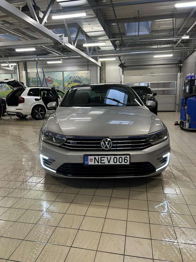 Volkswagen Passat - 2