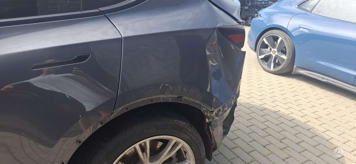 Tesla Model Y, 75 kWh, off-road / crossover