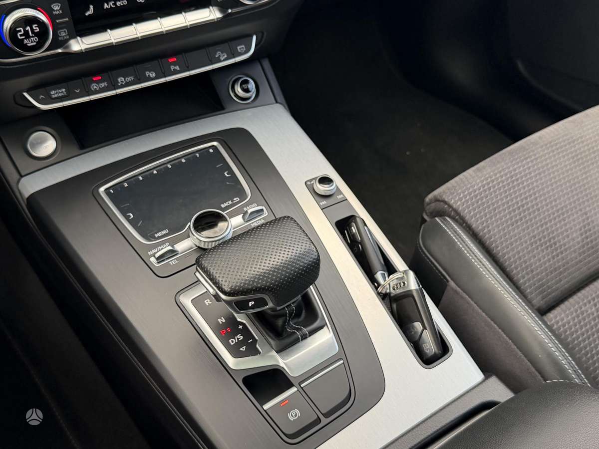 Audi Q5, 2.0 l., off-road / crossover