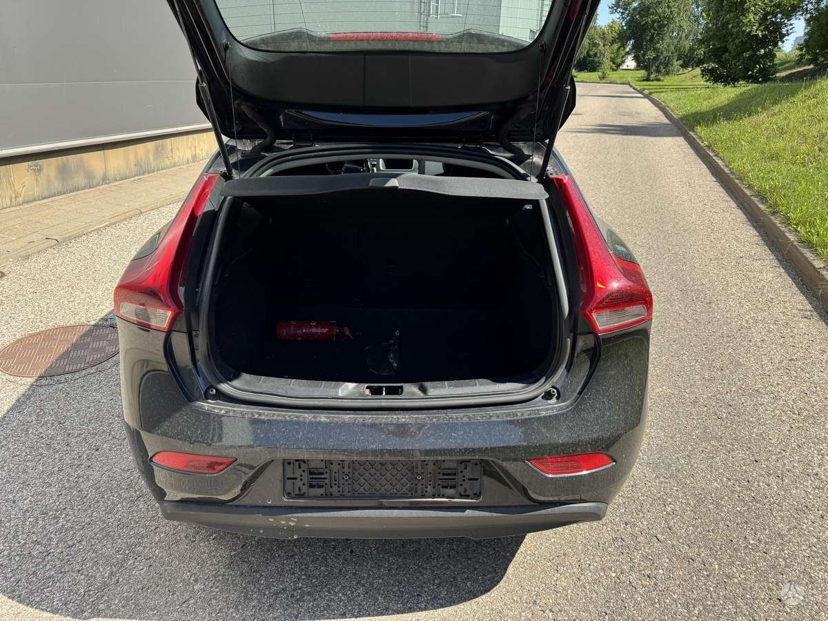 Volvo V40, 1.6 l., hatchback