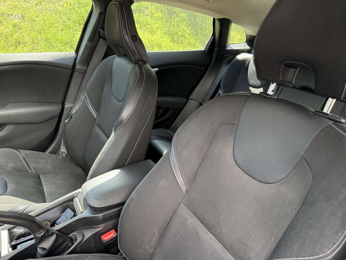 Volvo V40, 1.6 l., hatchback