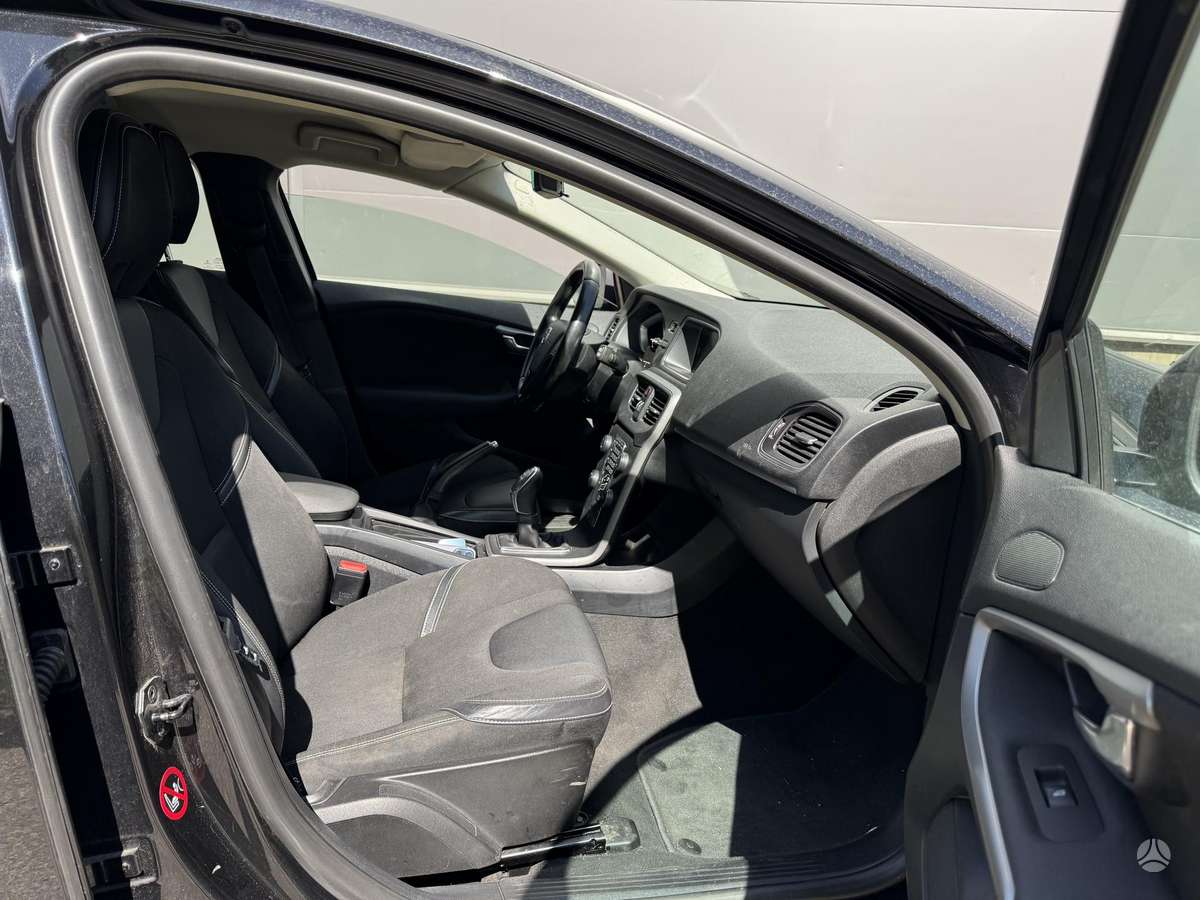 Volvo V40, 1.6 l., hatchback