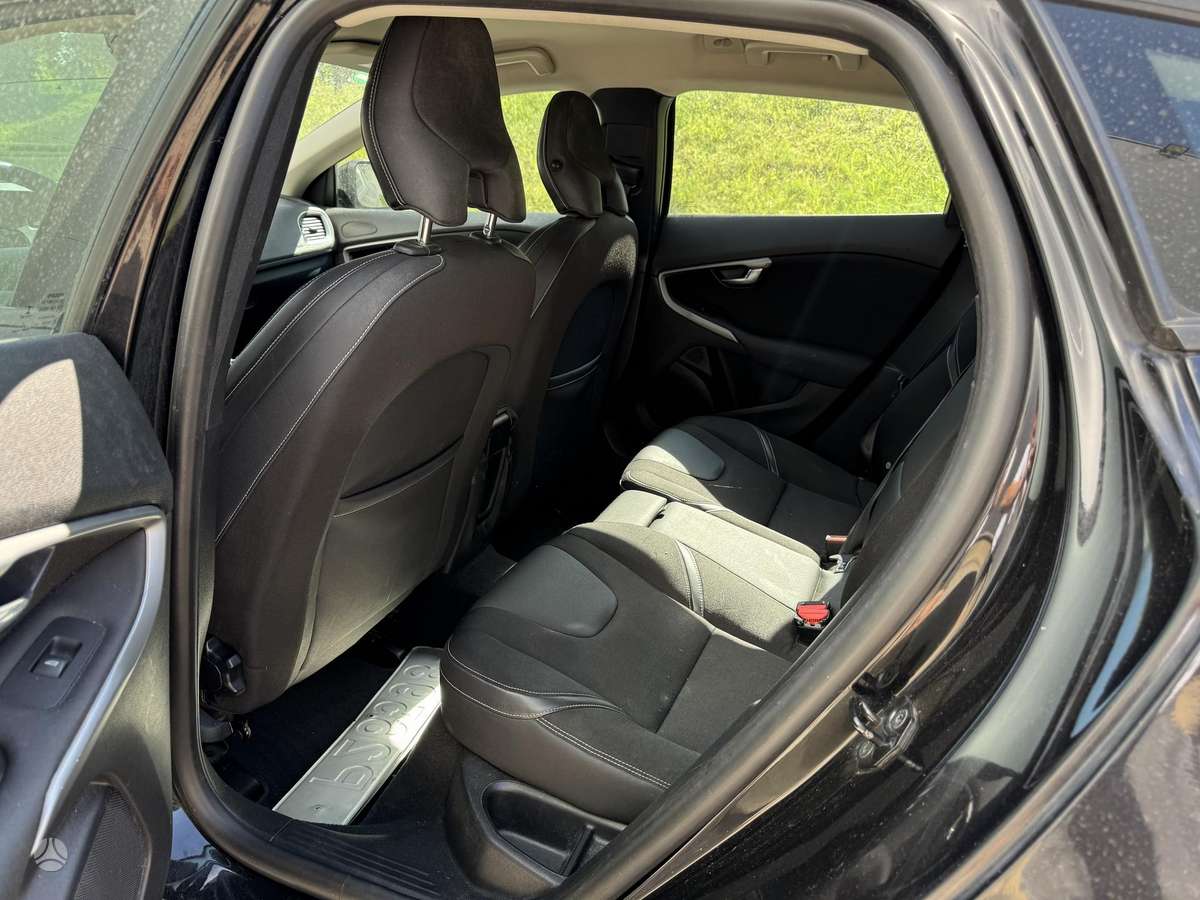 Volvo V40, 1.6 l., hatchback