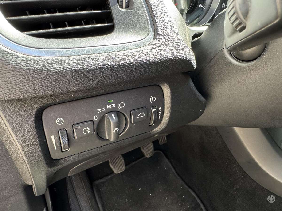 Volvo V40, 1.6 l., hatchback