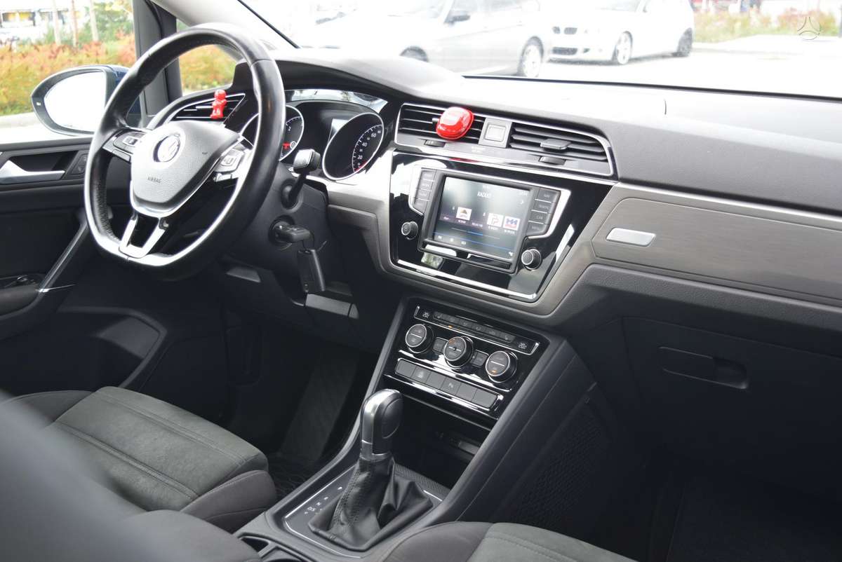 Volkswagen Touran - 10