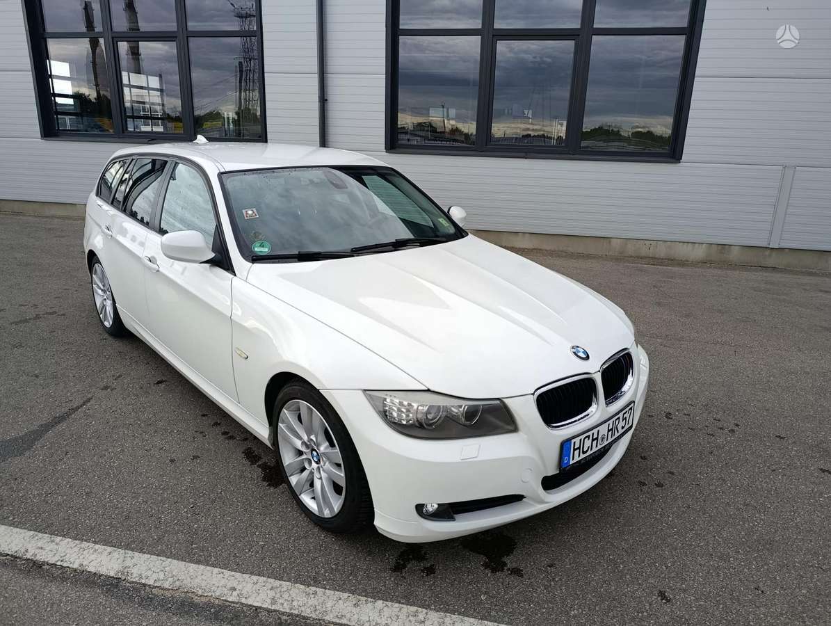 BMW 320, universalas