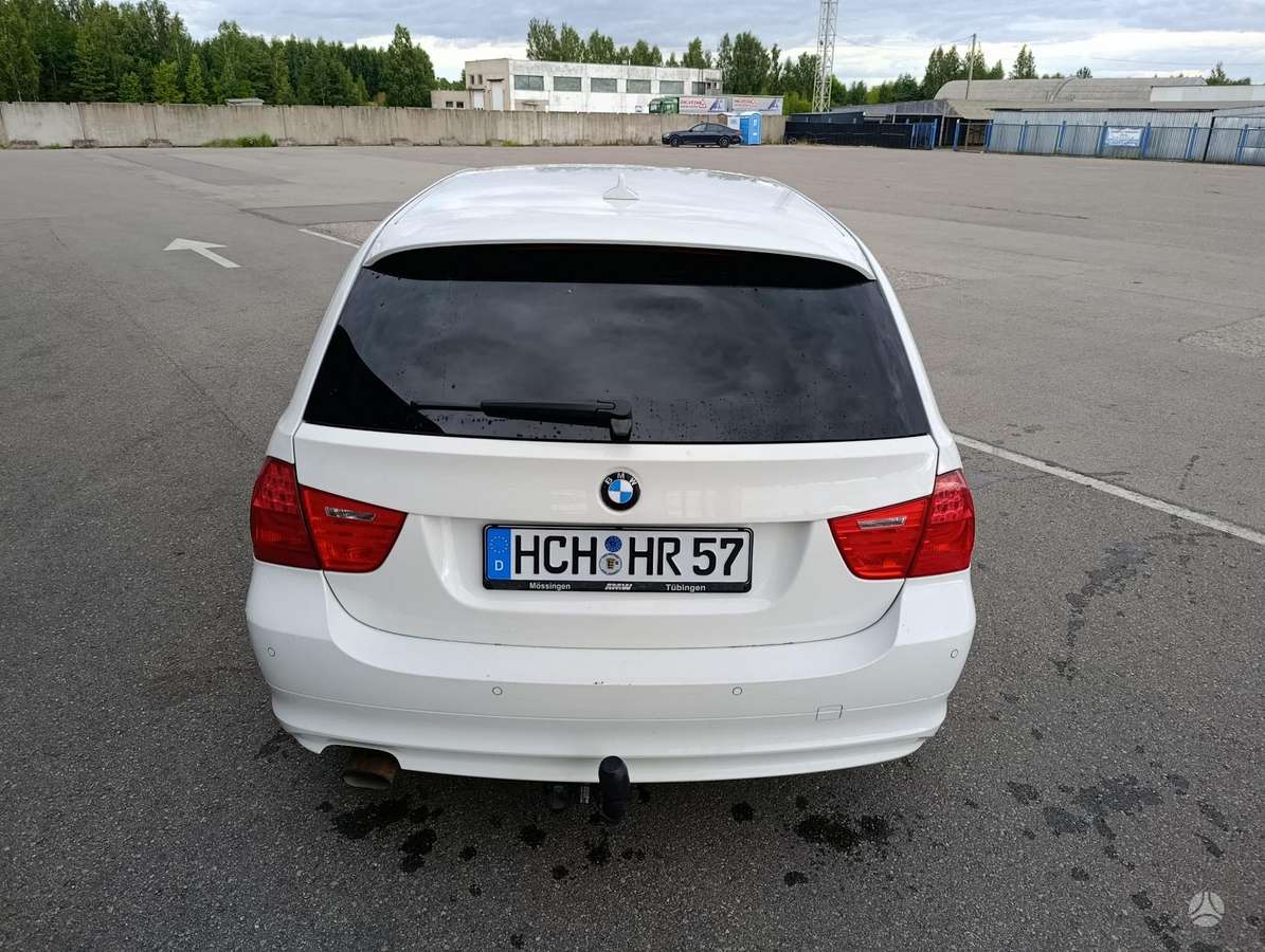 BMW 320, universalas