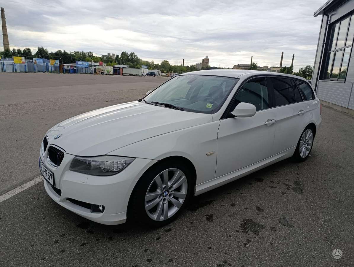 BMW 320, universalas