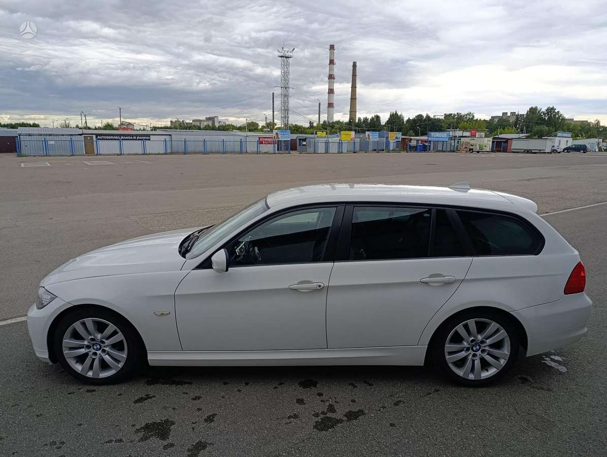 BMW 320, universalas