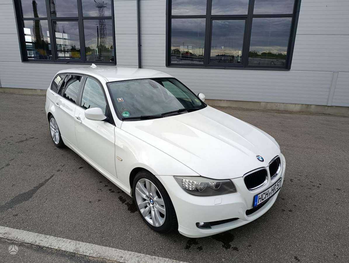 BMW 320, universalas