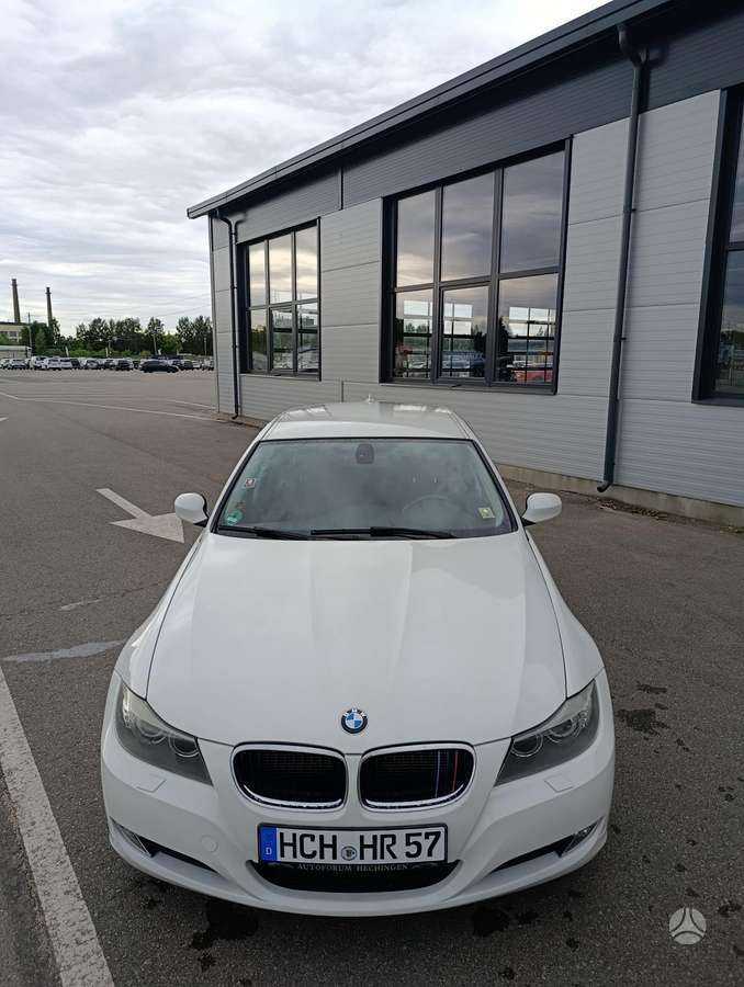 BMW 320, universalas