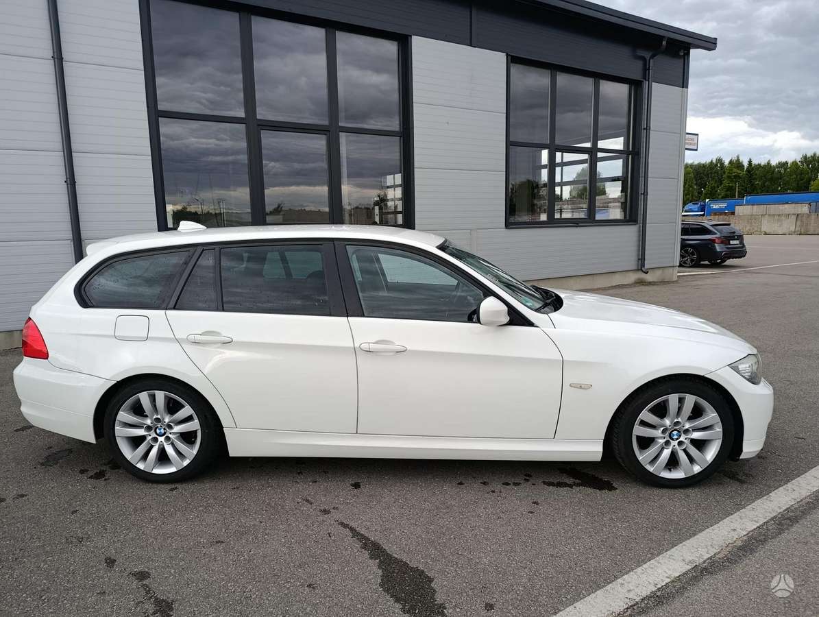 BMW 320, universalas