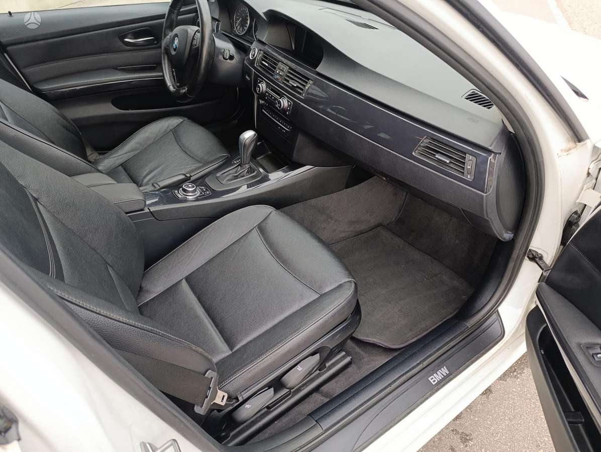 BMW 320, universalas