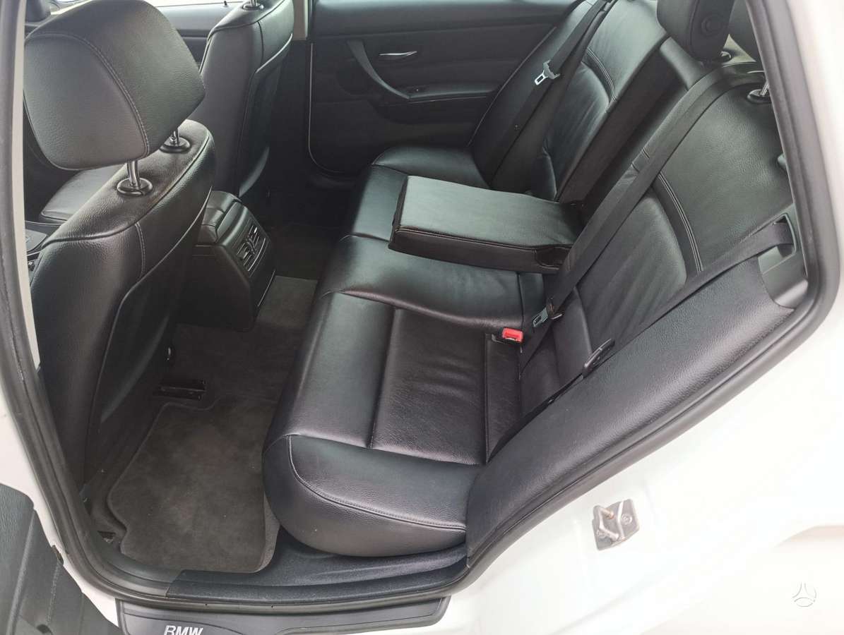 BMW 320, universalas