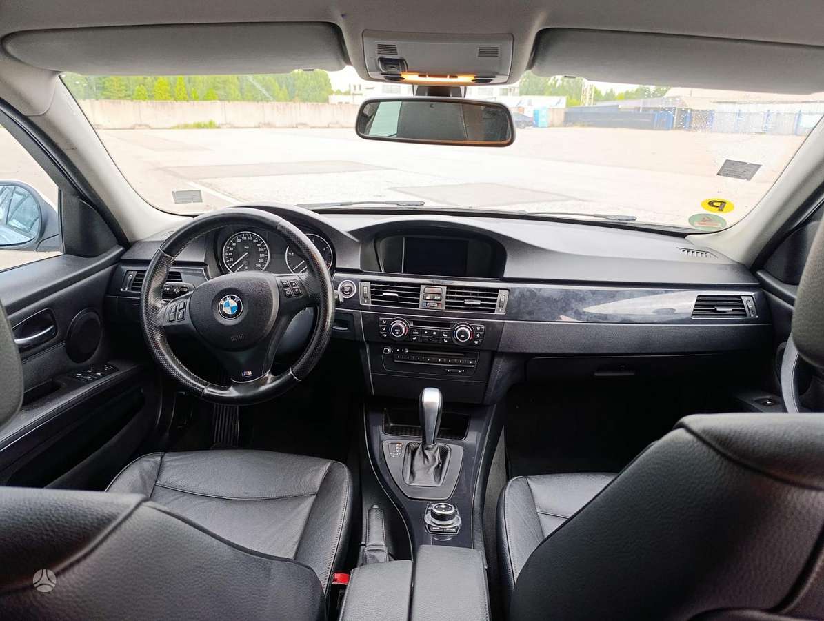 BMW 320, universalas