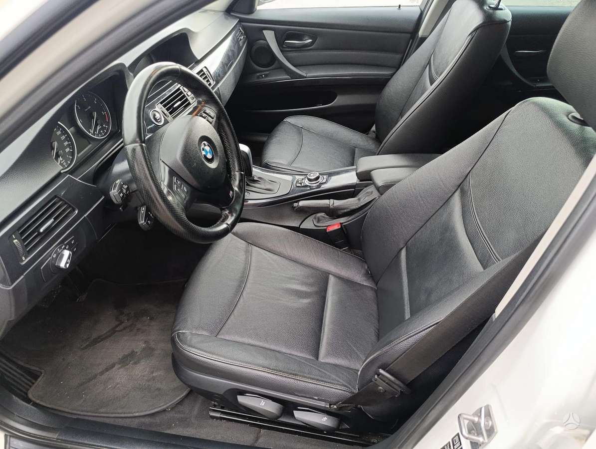 BMW 320, universalas