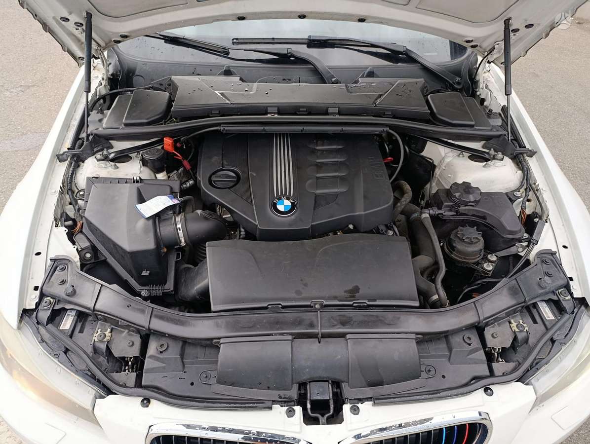 BMW 320, universalas