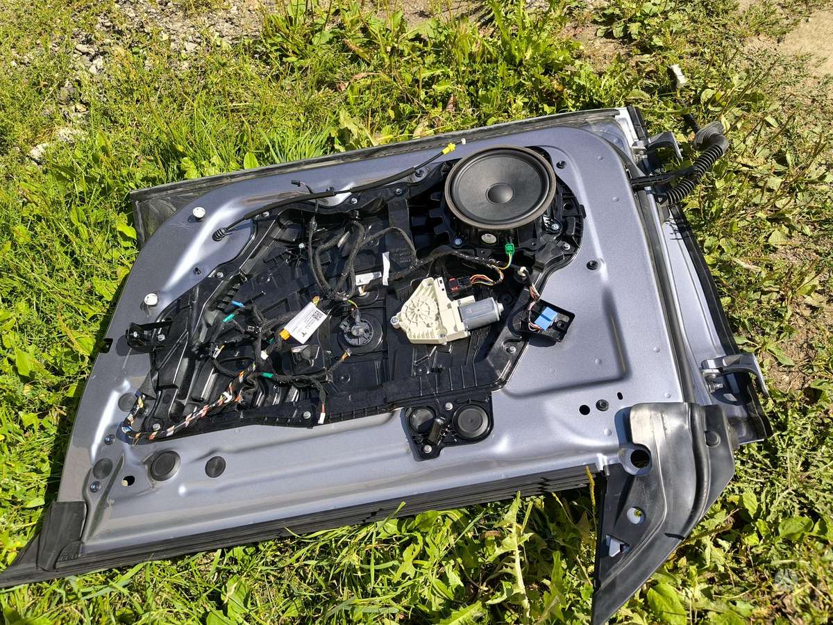 Tesla Model Y Juniper durys tik durys stiklo nera