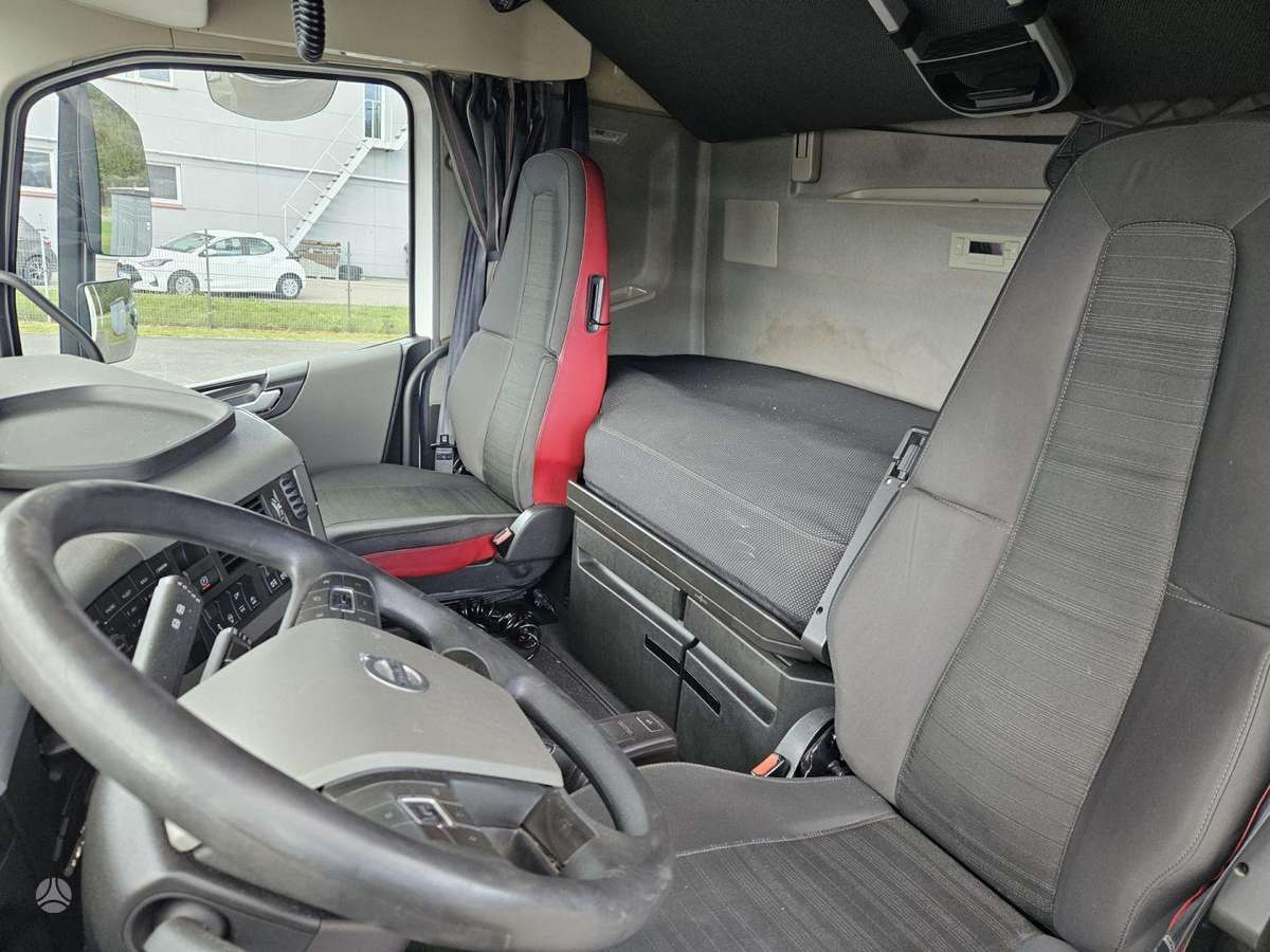 Volvo FH, double sleeper