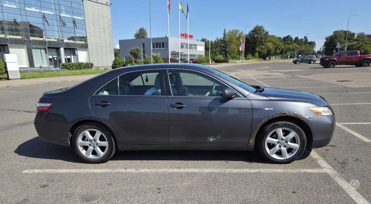 Toyota Camry - 4