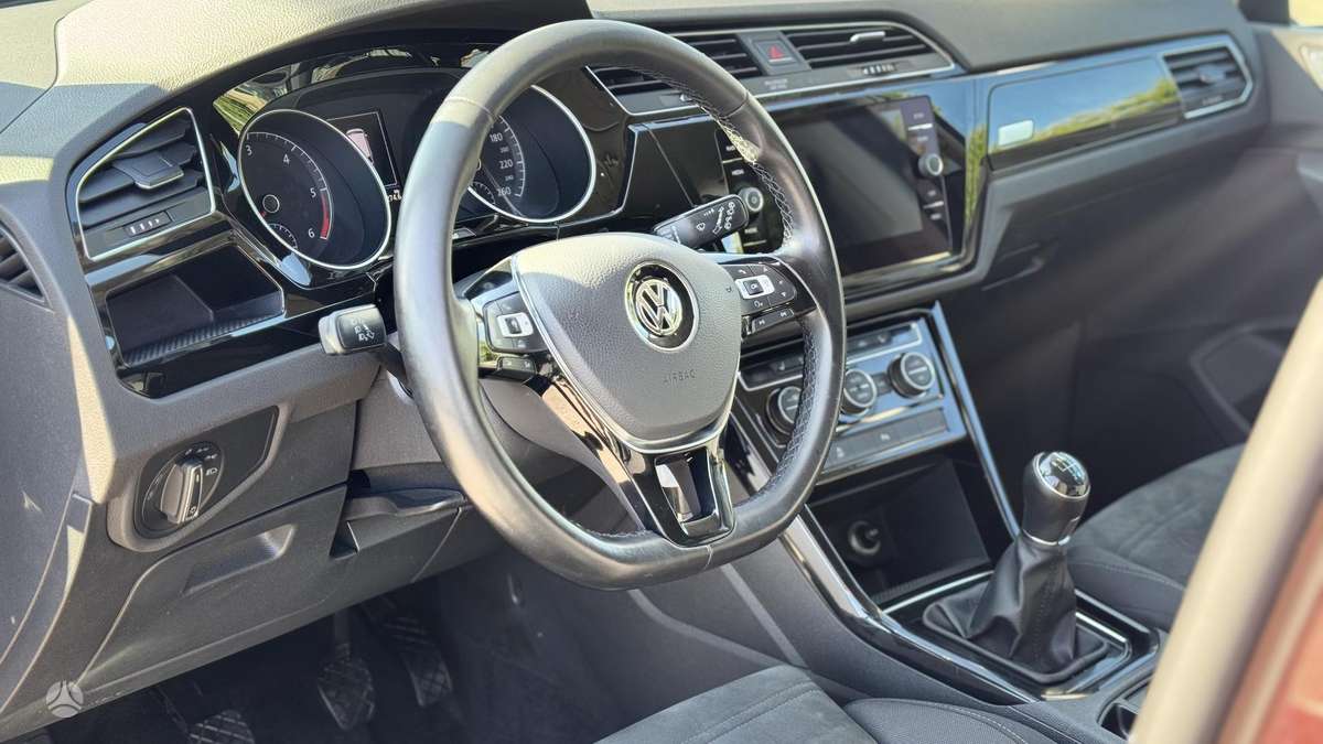 Volkswagen Touran - 12