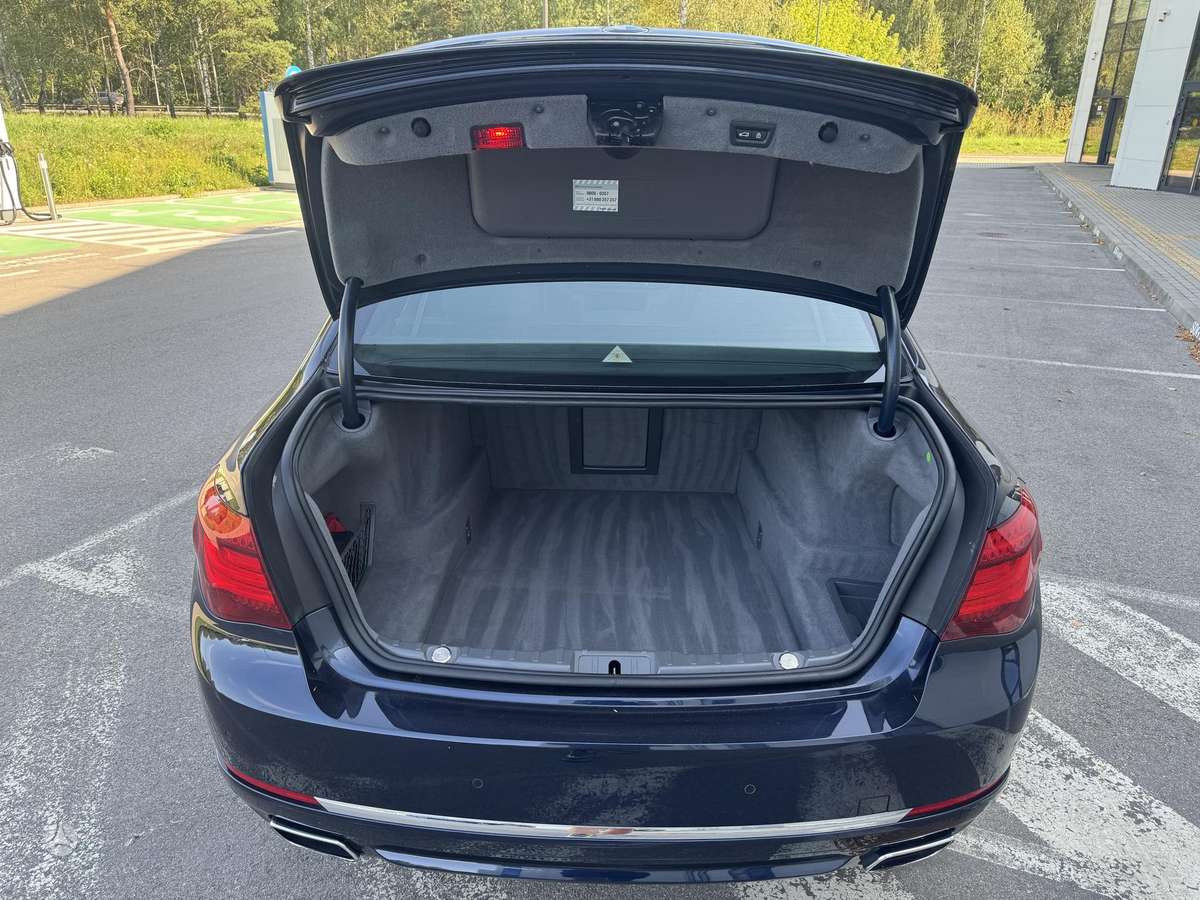 BMW 750, 3.0 l., Седан