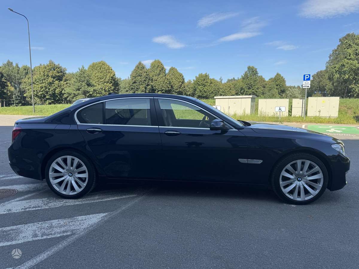 BMW 750, 3.0 l., Седан