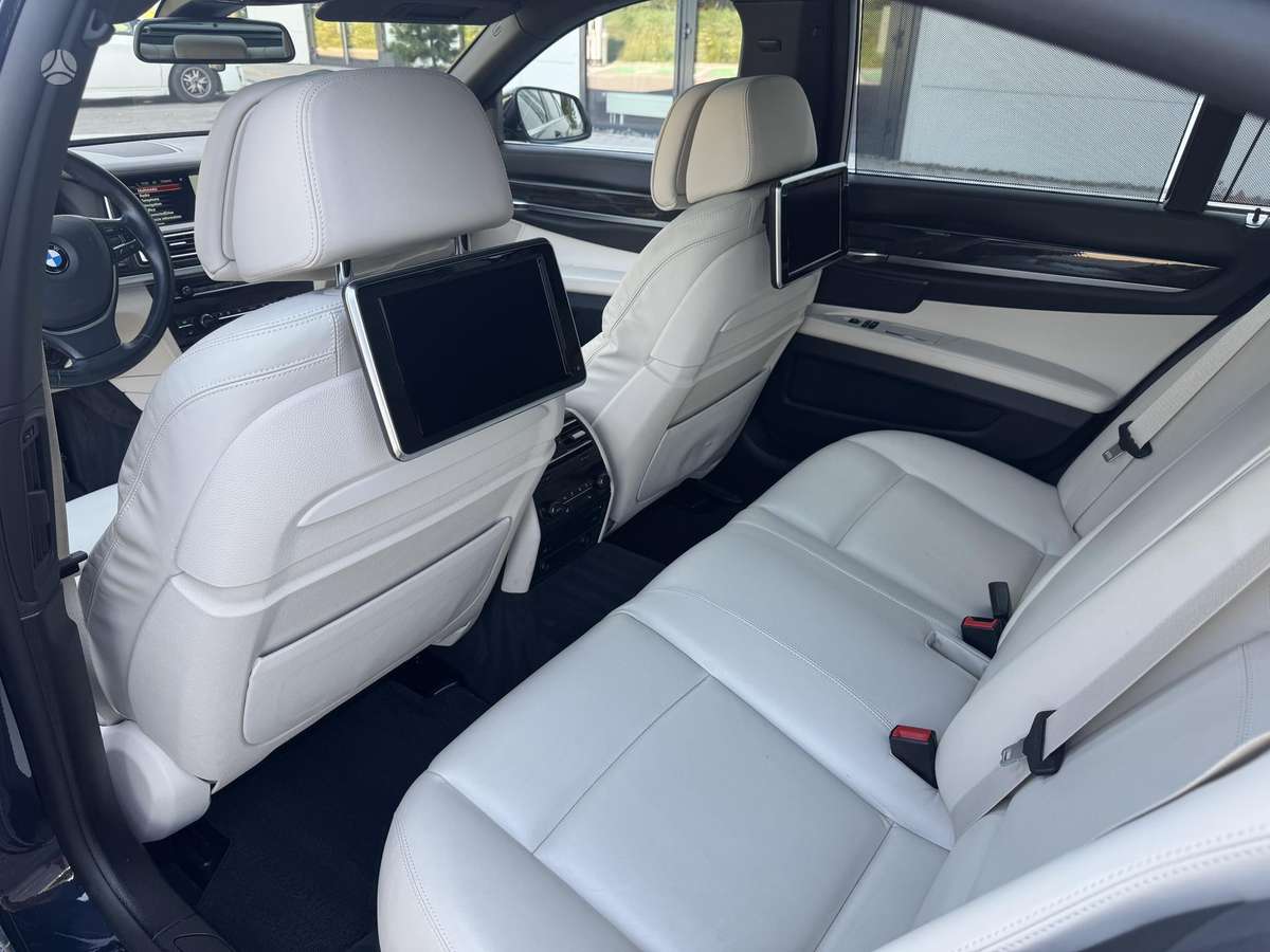 BMW 750, 3.0 l., Седан