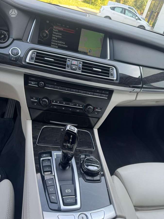 BMW 750, 3.0 l., Седан