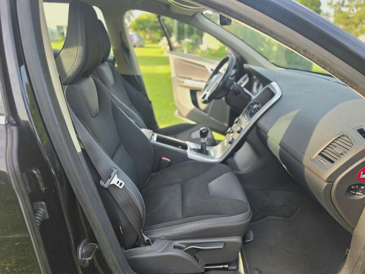 Volvo XC60, 2.0 l., off-road / crossover