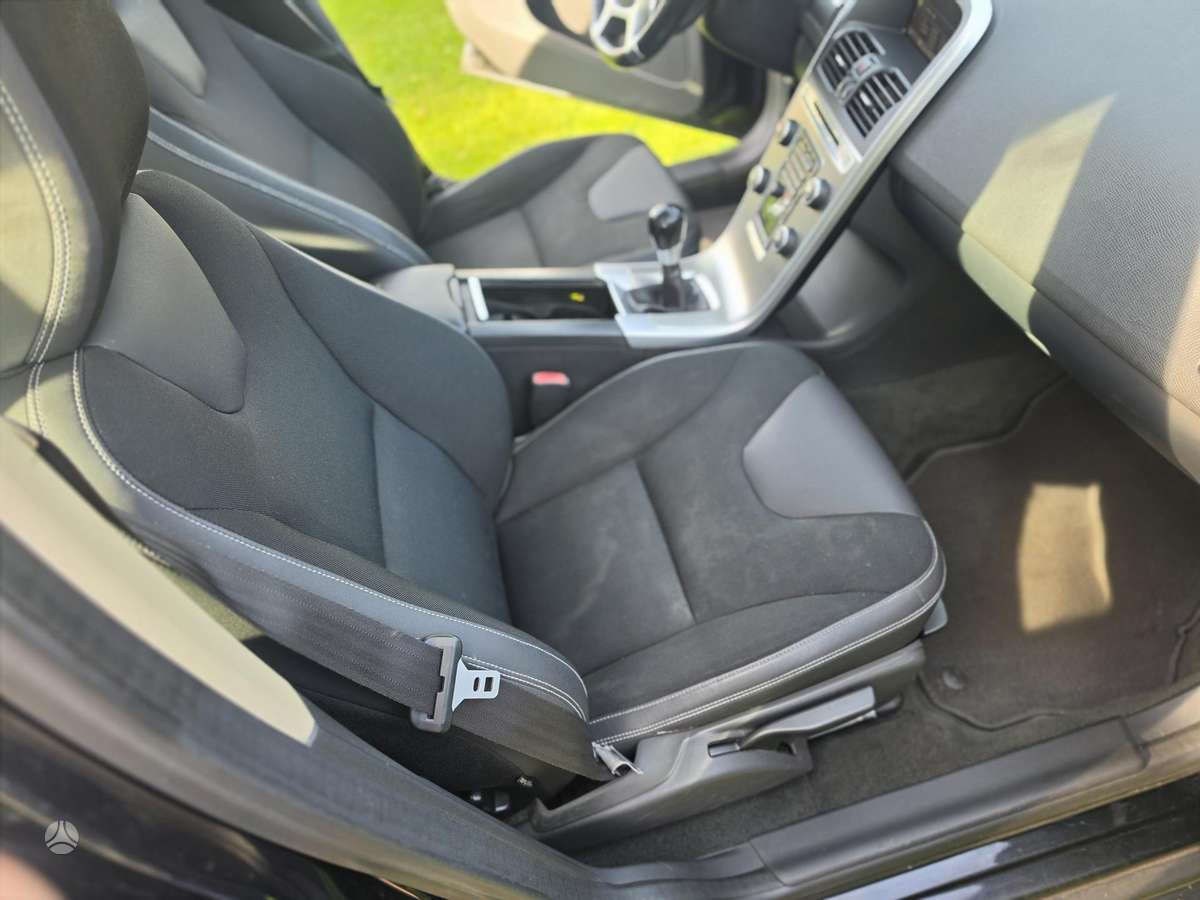 Volvo XC60, 2.0 l., off-road / crossover