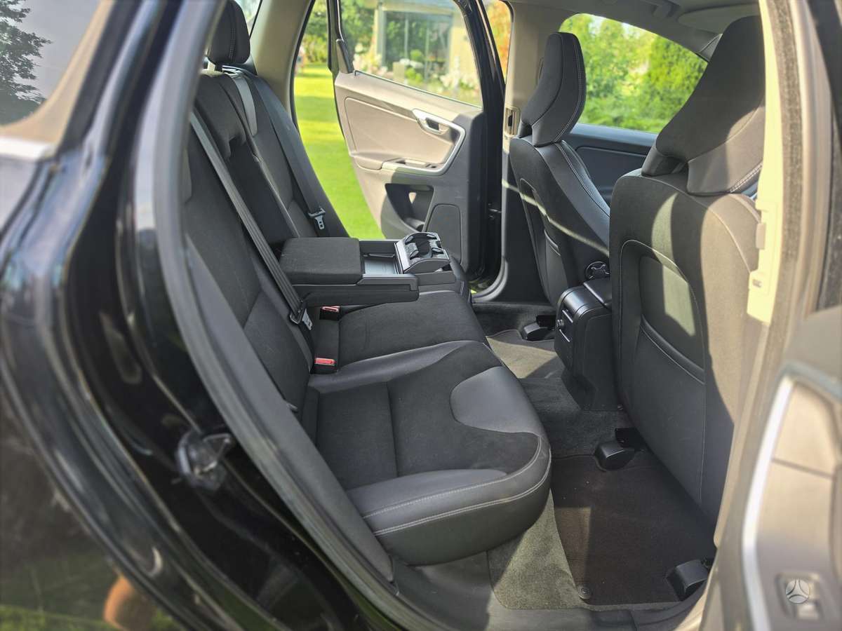 Volvo XC60, 2.0 l., off-road / crossover