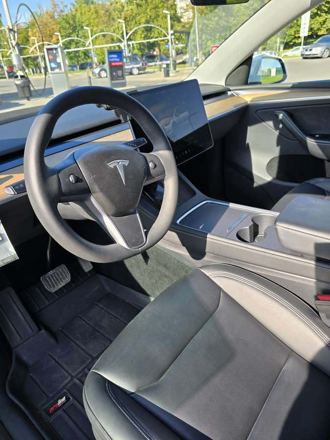 Tesla Model Y, 75 kWh, off-road / crossover