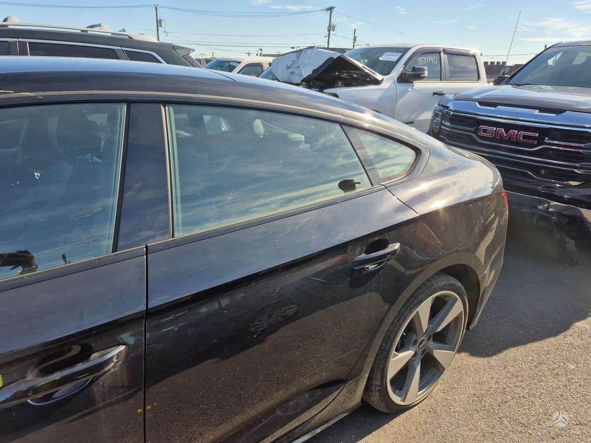 Audi A5, Седан