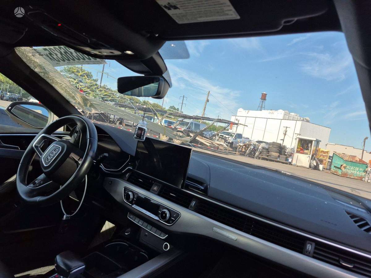 Audi A5, Седан