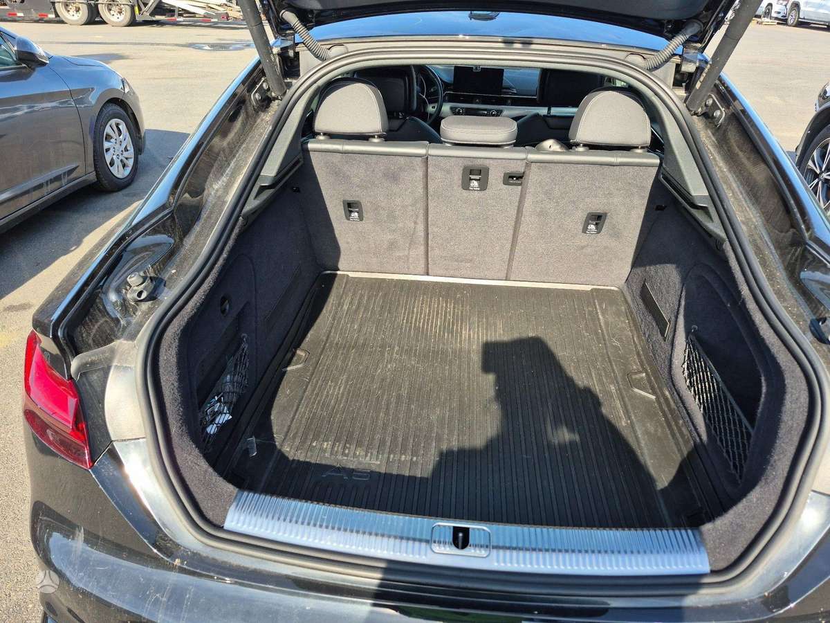 Audi A5, Седан