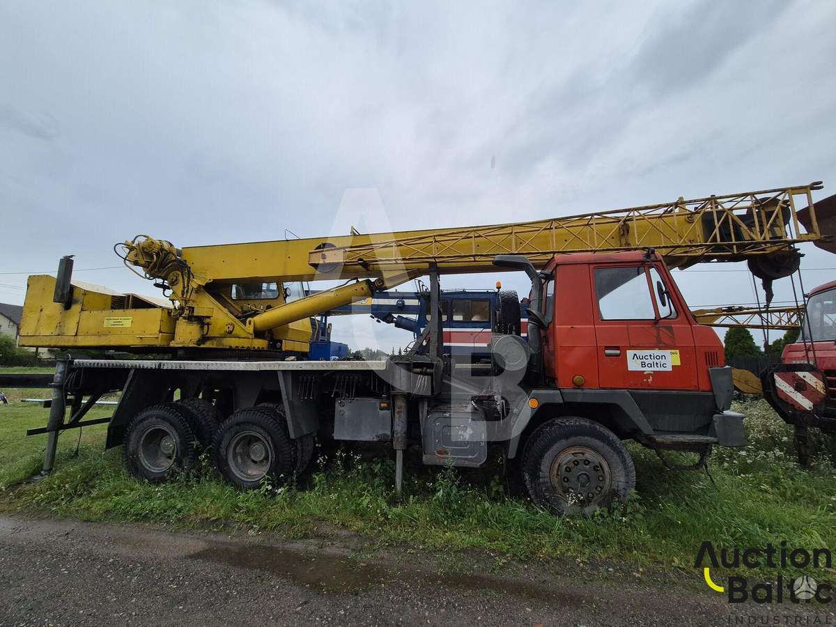 Tatra T815, краны