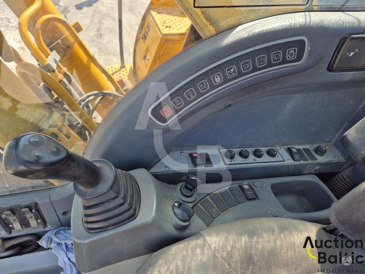 JCB JS 220 LC, ekskavatori