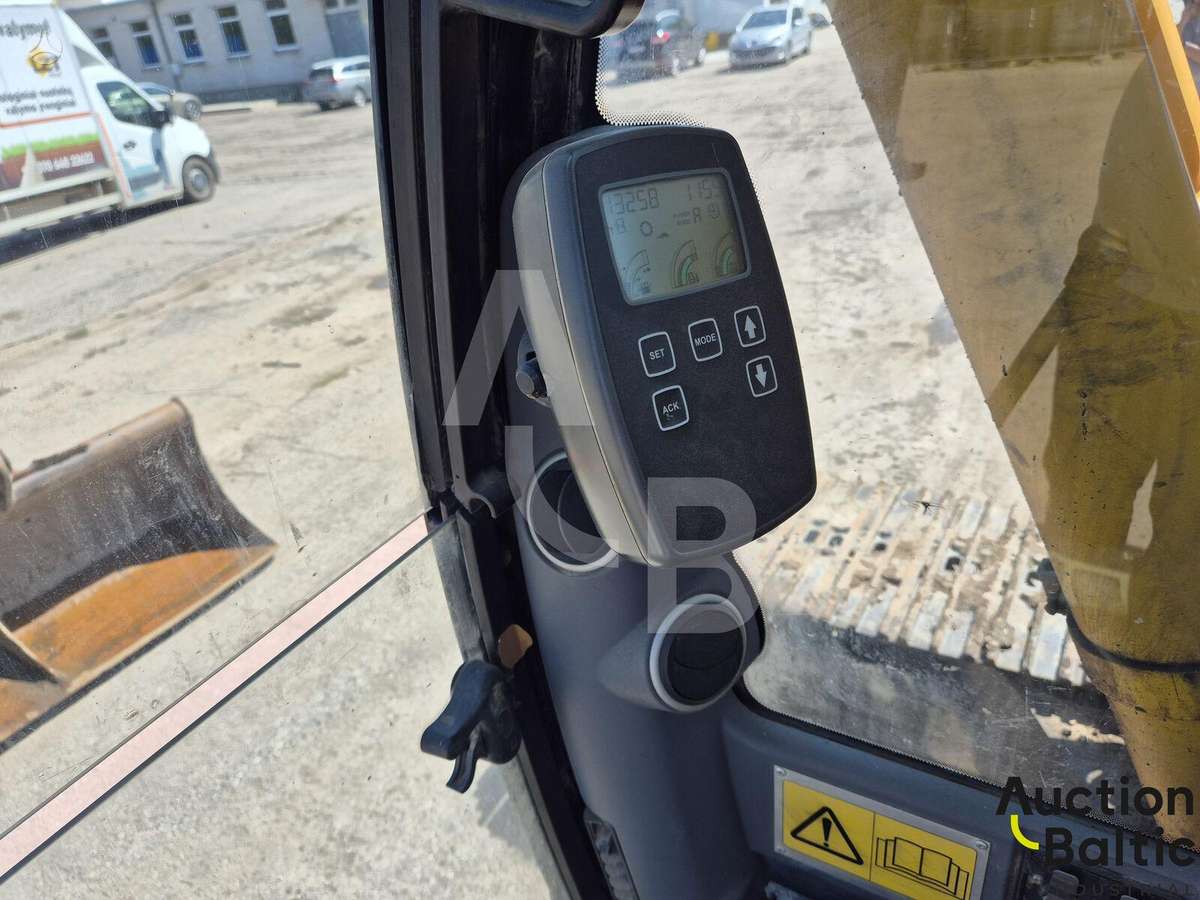 JCB JS 220 LC, ekskavatori