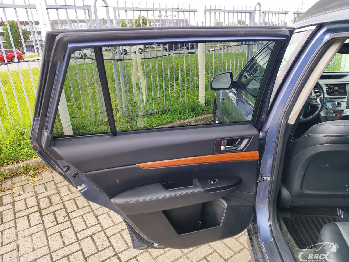 Subaru Outback, 3.6 l., off-road / crossover
