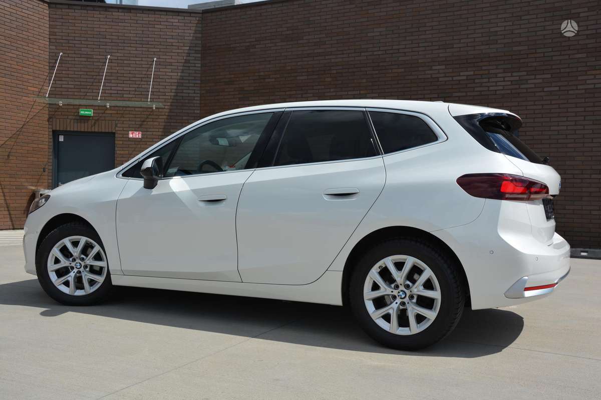 BMW 218, 1.5 l., hatchback