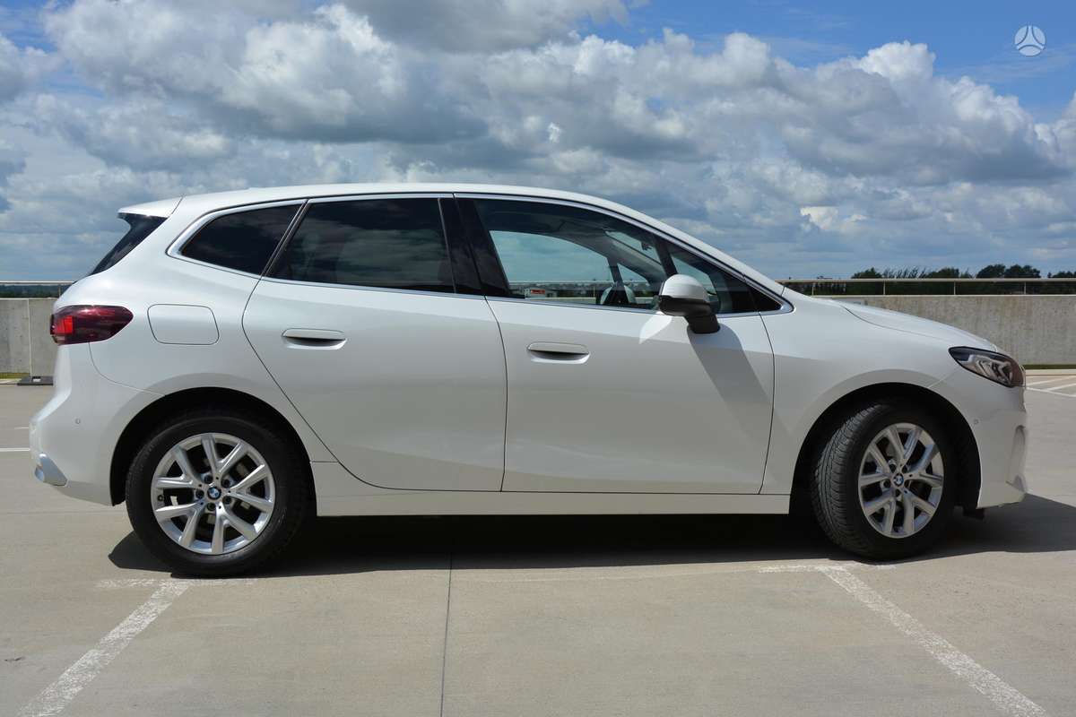 BMW 218, 1.5 l., hatchback