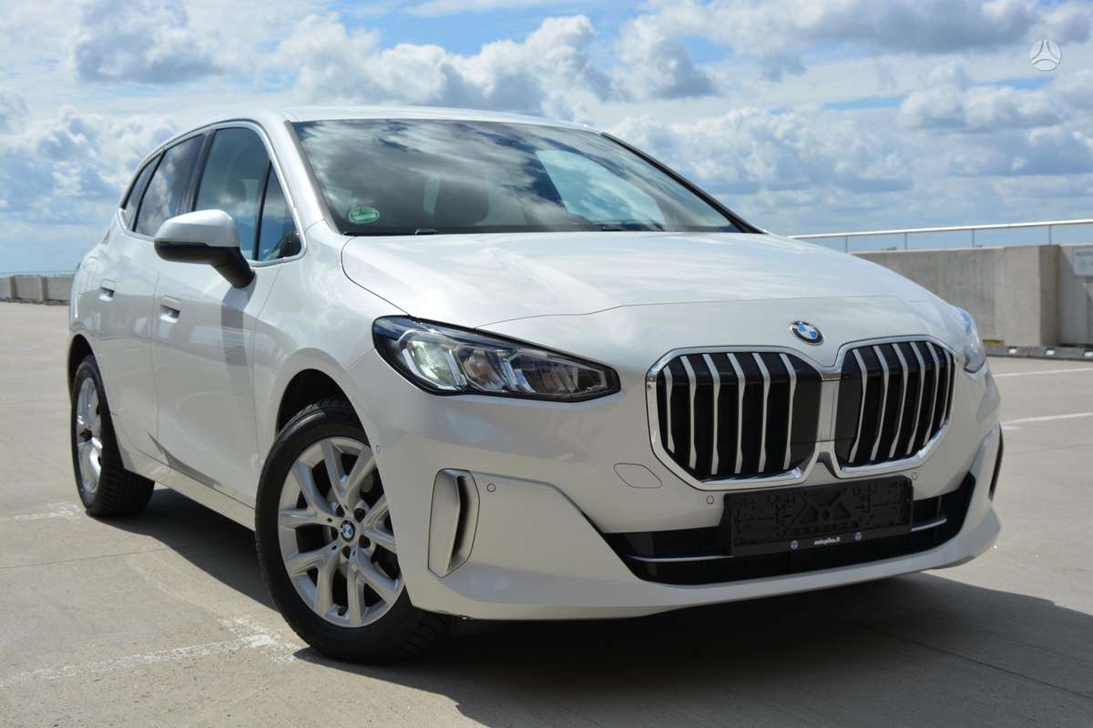 BMW 218, 1.5 l., hatchback