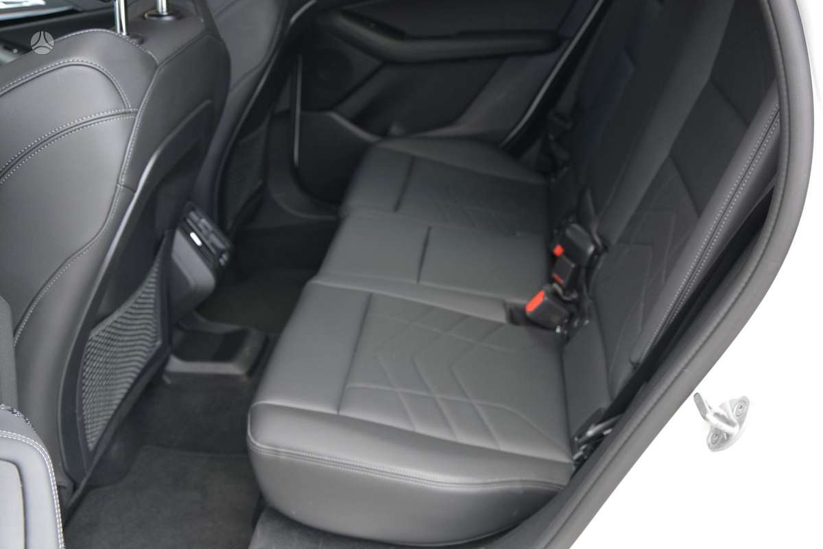 BMW 218, 1.5 l., hatchback