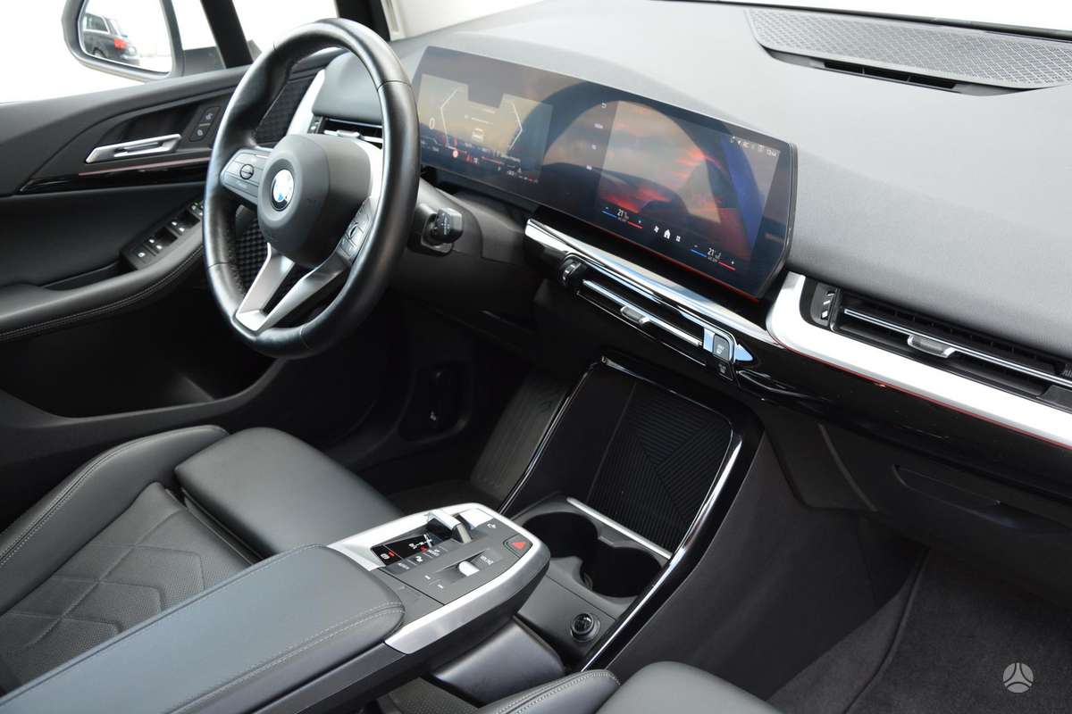 BMW 218, 1.5 l., hatchback