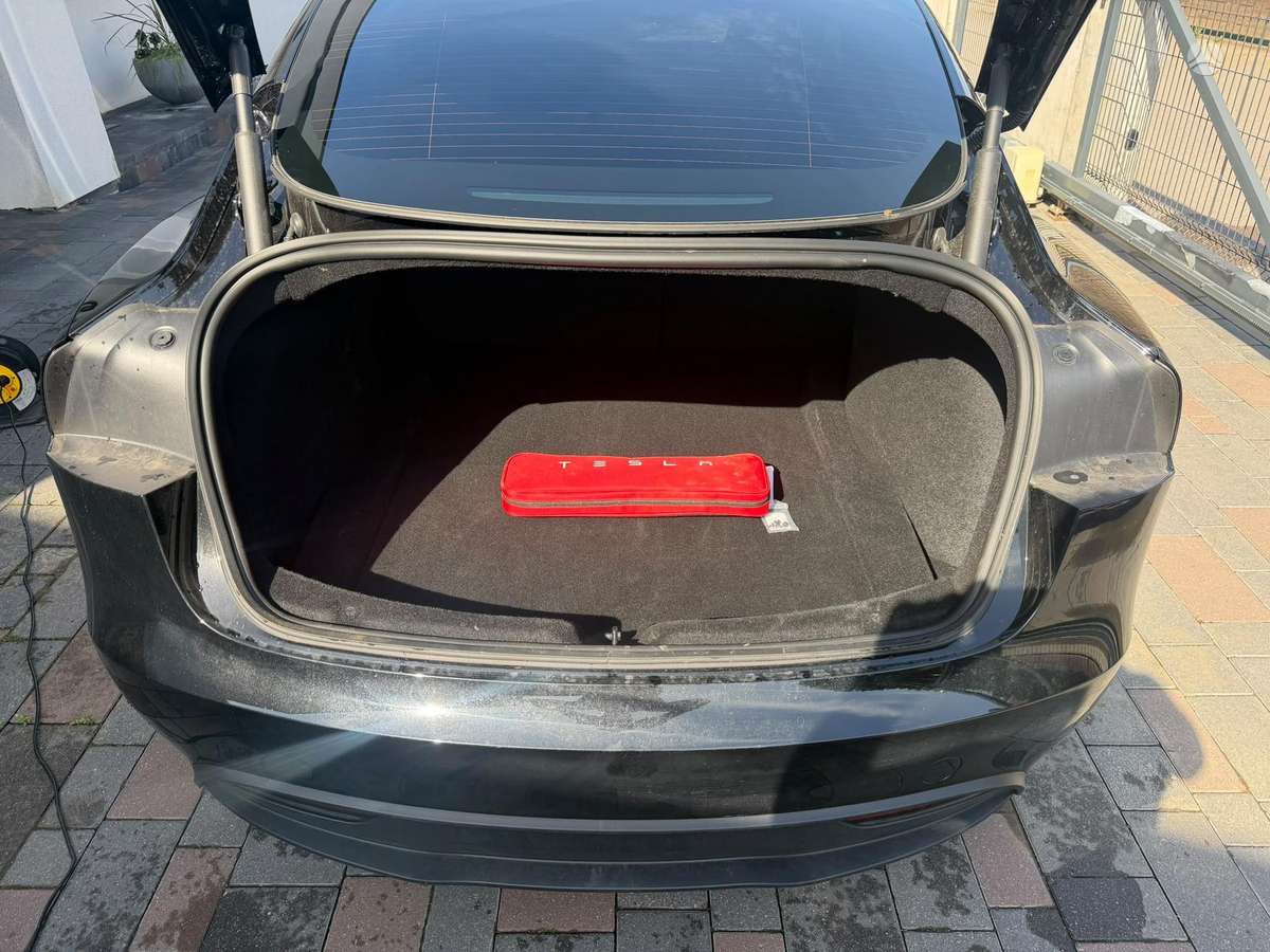 Tesla Model 3, hatchback