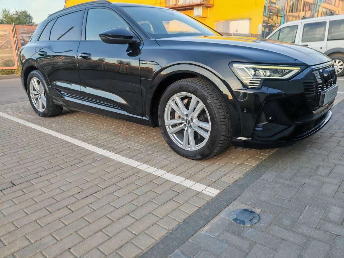 Audi e-tron, 71 kWh, off-road / crossover
