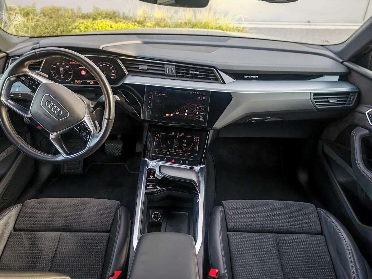 Audi e-tron, 71 kWh, off-road / crossover