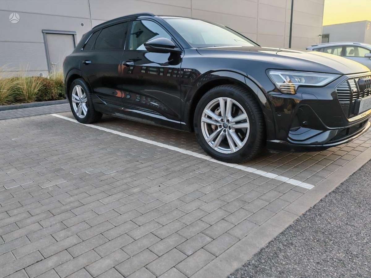Audi e-tron, 71 kWh, off-road / crossover